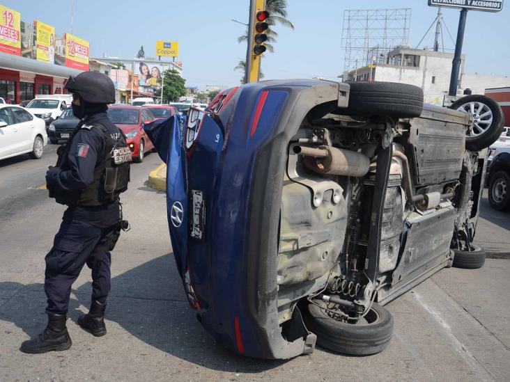 Se registra volcadura en calles del centro de Veracruz