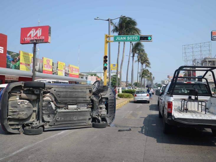 Se registra volcadura en calles del centro de Veracruz