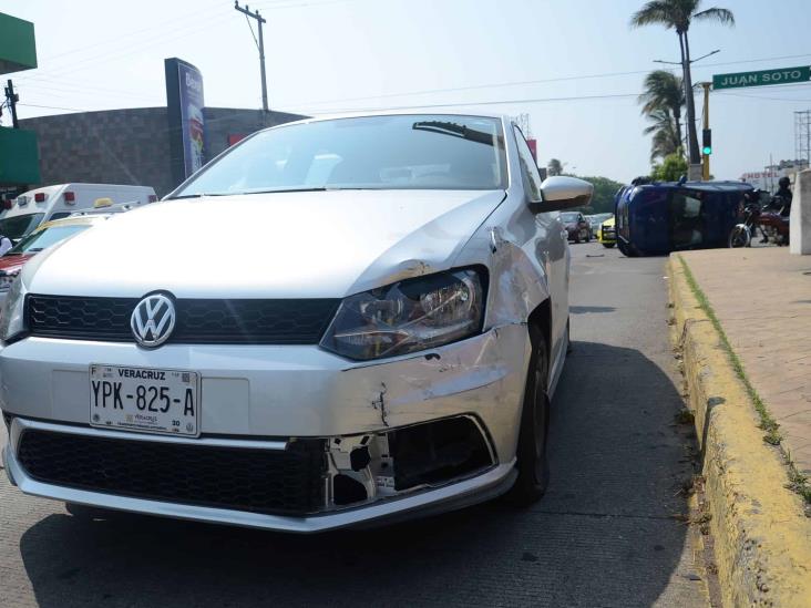 Se registra volcadura en calles del centro de Veracruz