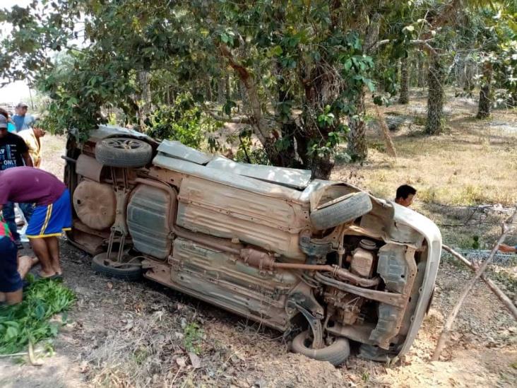 Ganadero fallece en fatal volcadura en camino de Acayucan