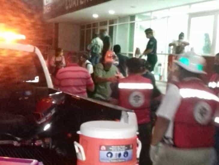 Entregan alimentos afuera del Hospital Comunitario y clínica 36 del IMSS 