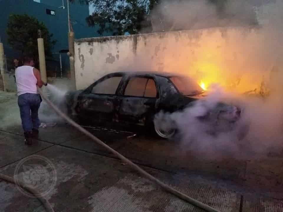 Incendio de vehículo y narcomanta generan operativo en Las Choapas