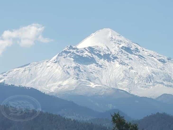 Fuerte nevada y lluvia visten de blanco al Pico de Orizaba