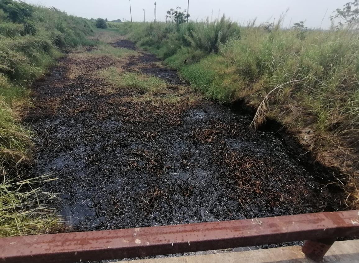 Detectan derrame y fuerte olor a petróleo en colonia de Nanchital