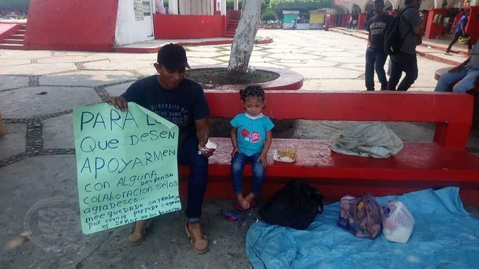 Junto a su hija, choapense implora por una oportunidad de empleo