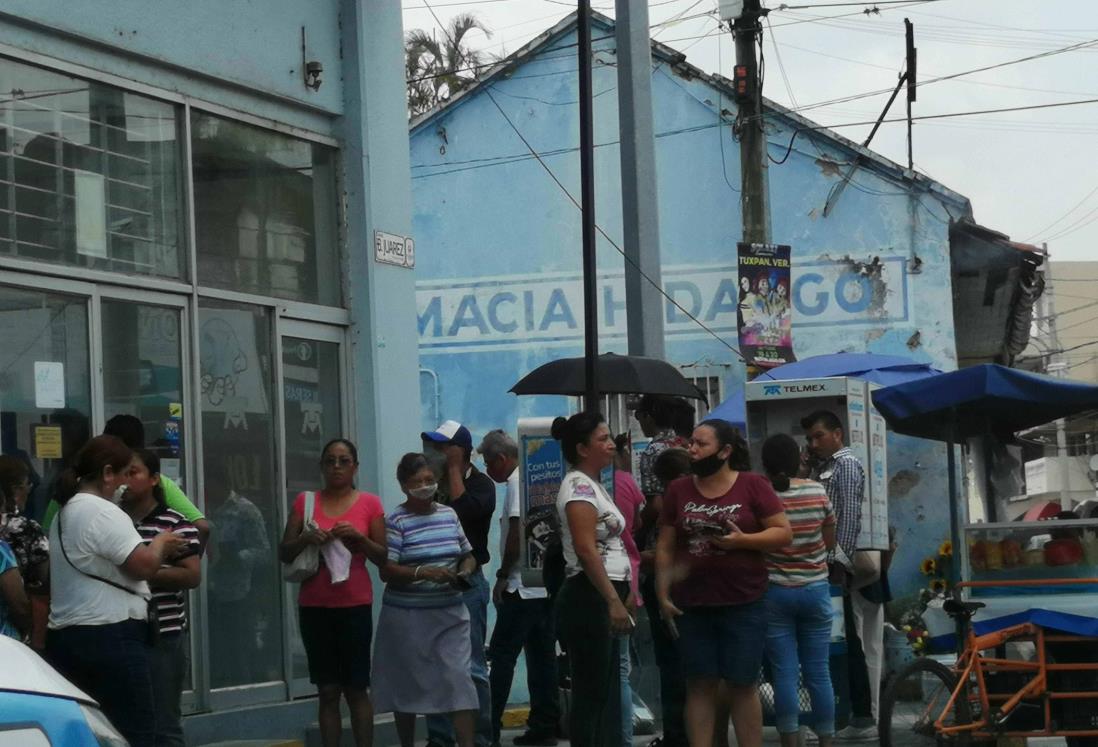 Pasan por alto la sana distancia y abarrotan bancos en Tuxpan