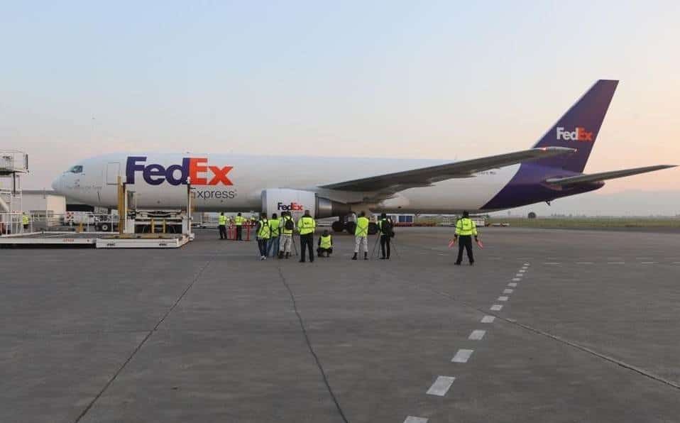 Avión con ventiladores de EU arriba a México