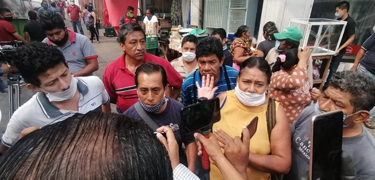 Con fuerza pública retiran a vendedores ambulantes del centro