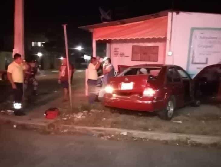 Acayuqueño choca en su auto contra barda de restaurante