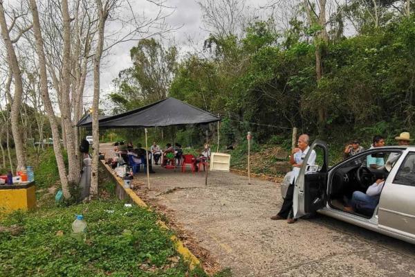 Cierran entradas a instalaciones de Pemex en Papantla