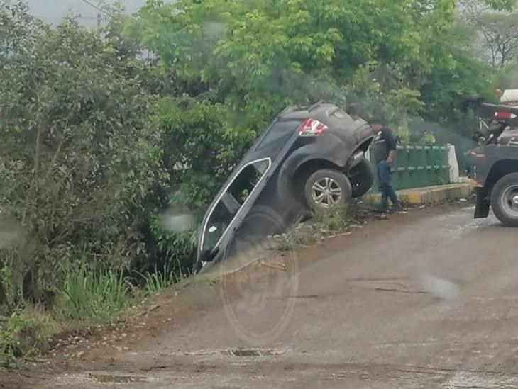 Hombre de la tercera edad escapa de su casa en camioneta, lo encuentran accidentado