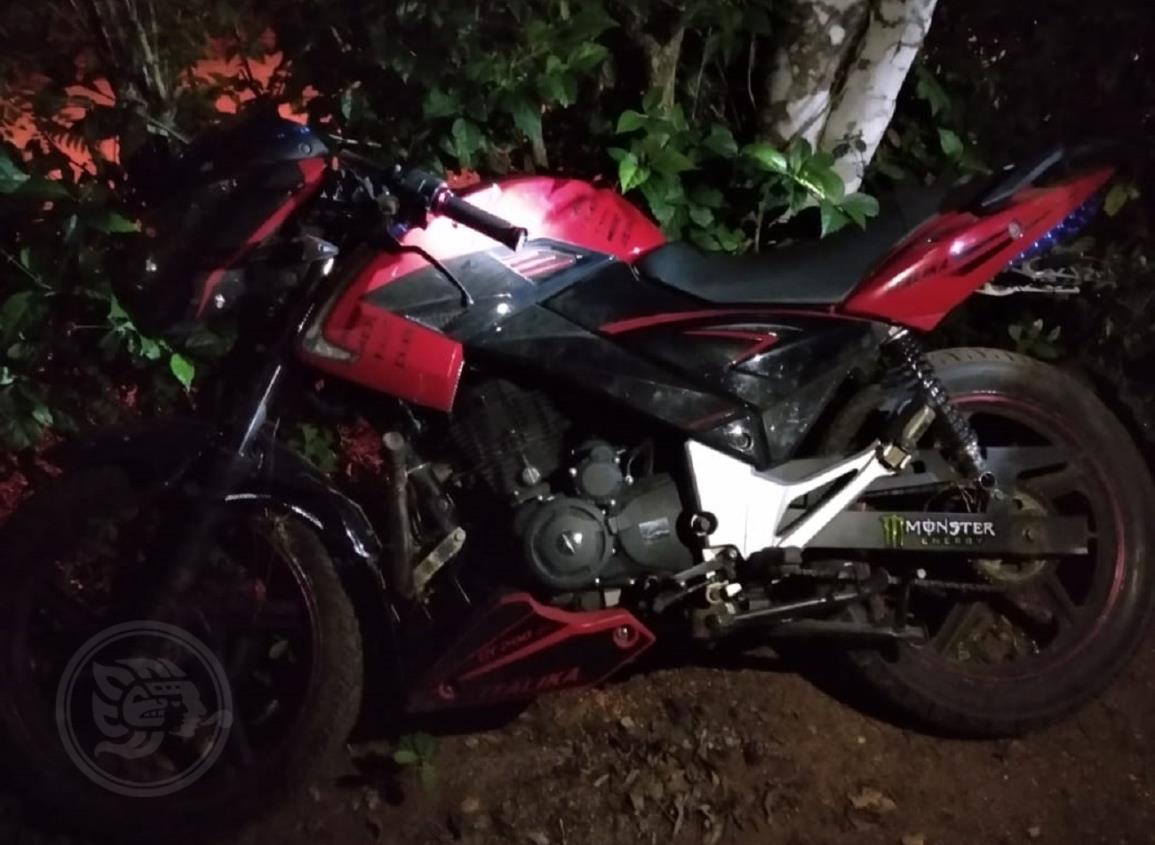 Estudiante derrapa en moto en zona rural de Acayucan