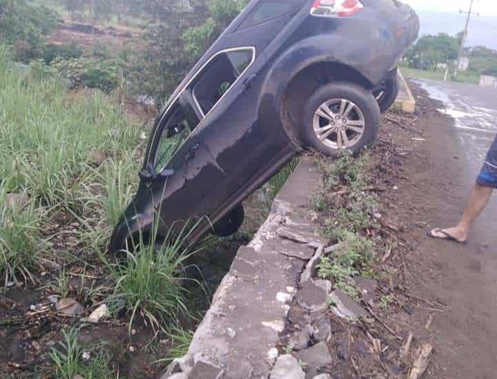 Hombre de la tercera edad escapa de su casa en camioneta, lo encuentran accidentado