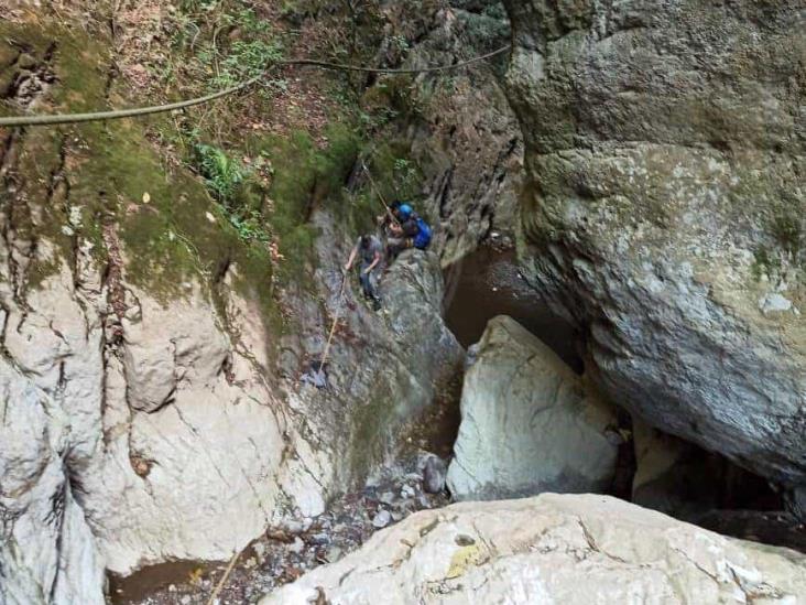 Rescatan a dos excursionistas en un cañón de Nogales