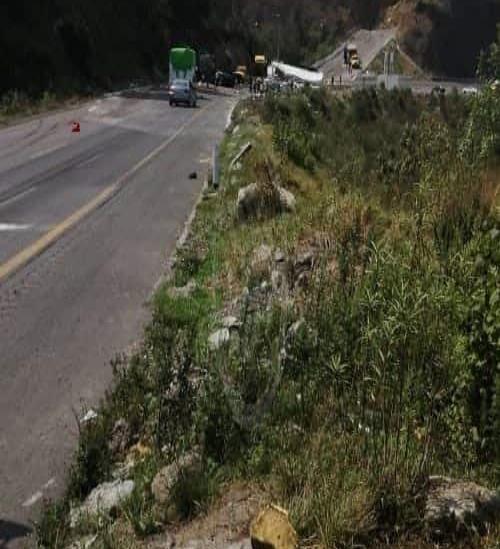 Tras accidente en la Puebla-Córdoba, saquean unidades con sueros para diálisis