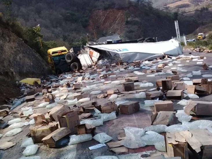 Tras accidente en la Puebla-Córdoba, saquean unidades con sueros para diálisis