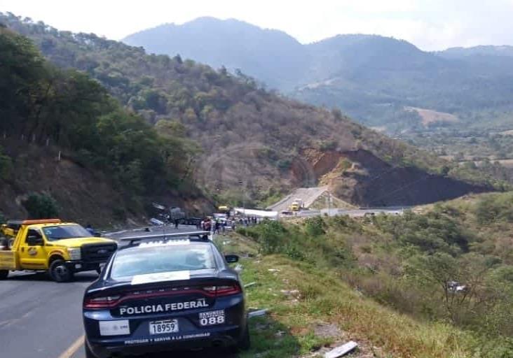 Tras accidente en la Puebla-Córdoba, saquean unidades con sueros para diálisis