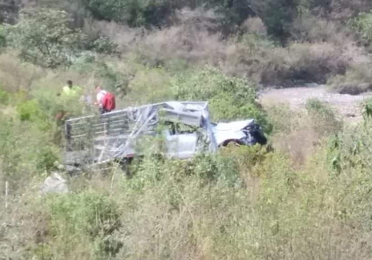 Tras accidente en la Puebla-Córdoba, saquean unidades con sueros para diálisis