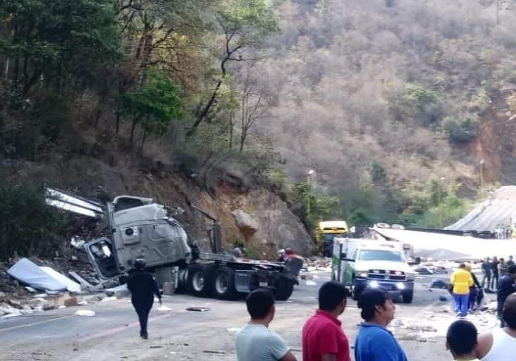 Tras accidente en la Puebla-Córdoba, saquean unidades con sueros para diálisis