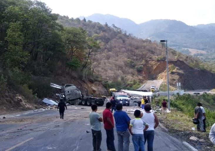 Tras accidente en la Puebla-Córdoba, saquean unidades con sueros para diálisis