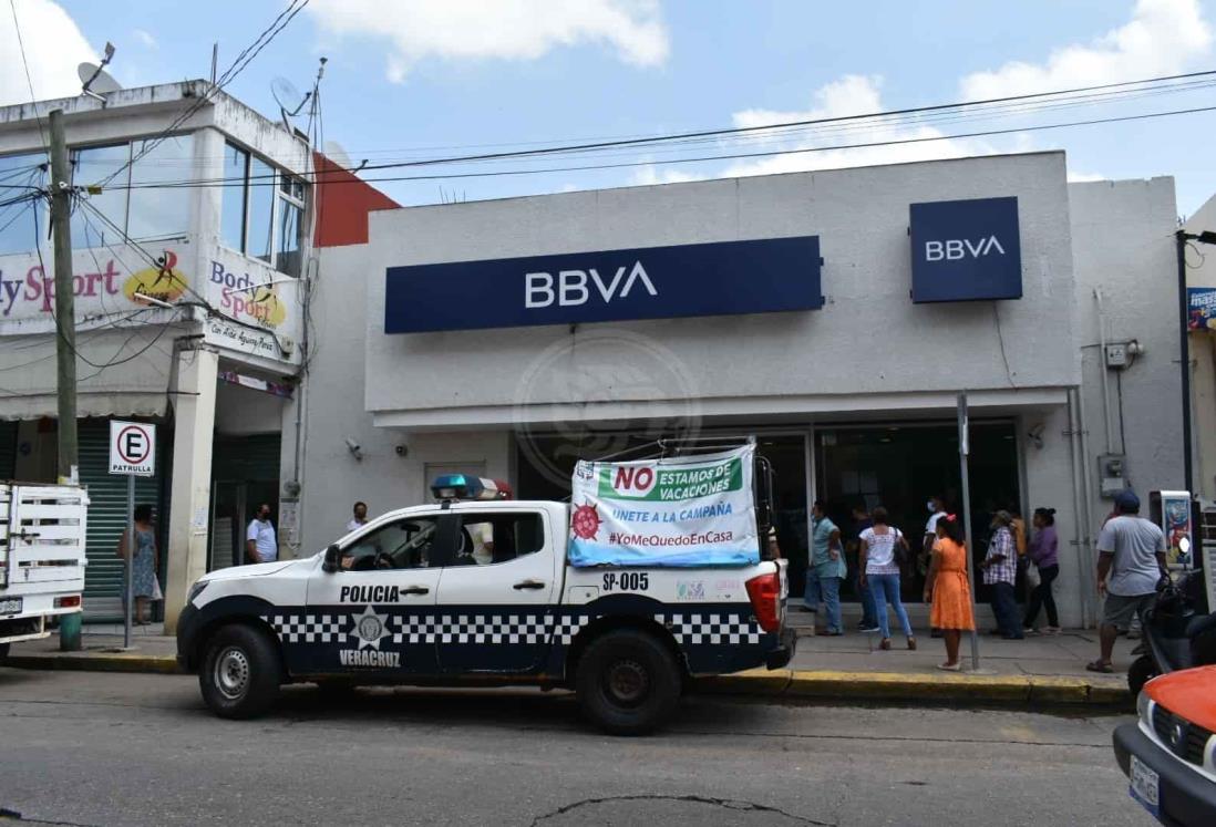 Persisten aglomeraciones en mercados y bancos de Acayucan