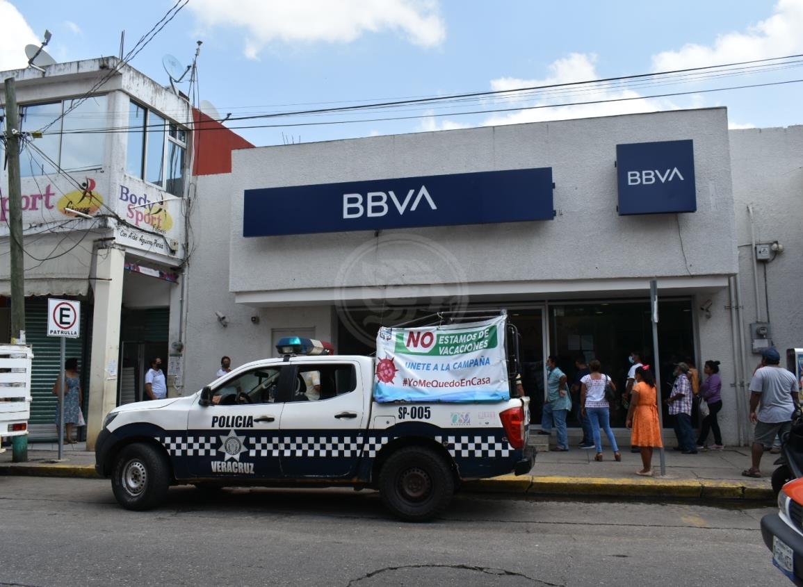 Persisten aglomeraciones en mercados y bancos de Acayucan