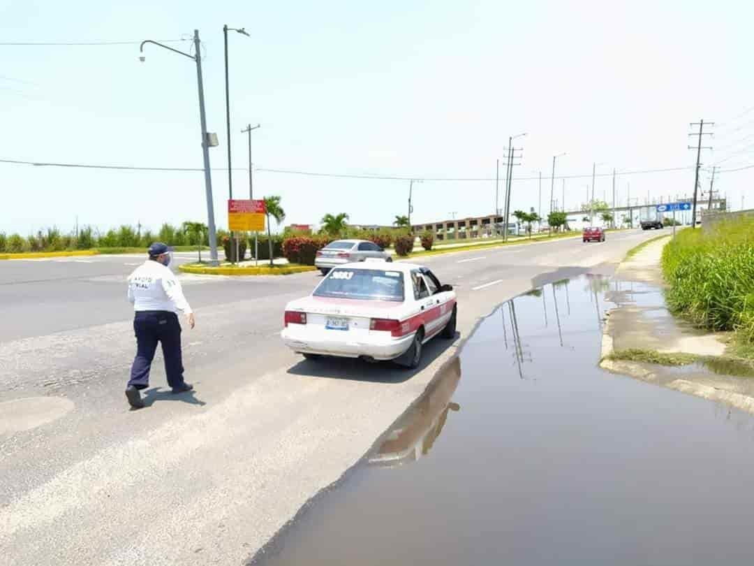 Ocupantes de taxi intentan burlar filtro del poniente de Coatzacoalcos