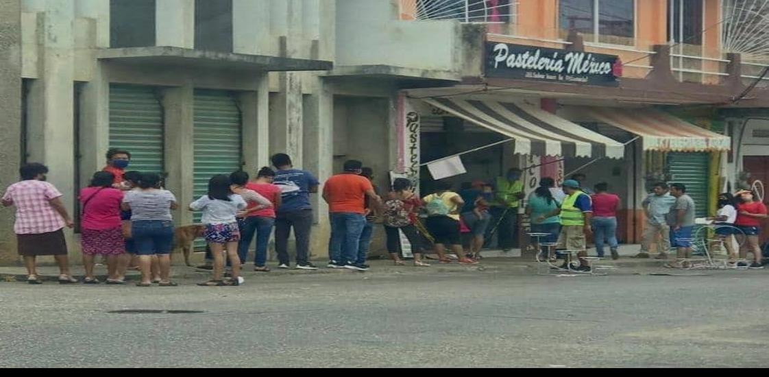 Acayuqueños no se quedaron en casa por comprar regalos a mamá