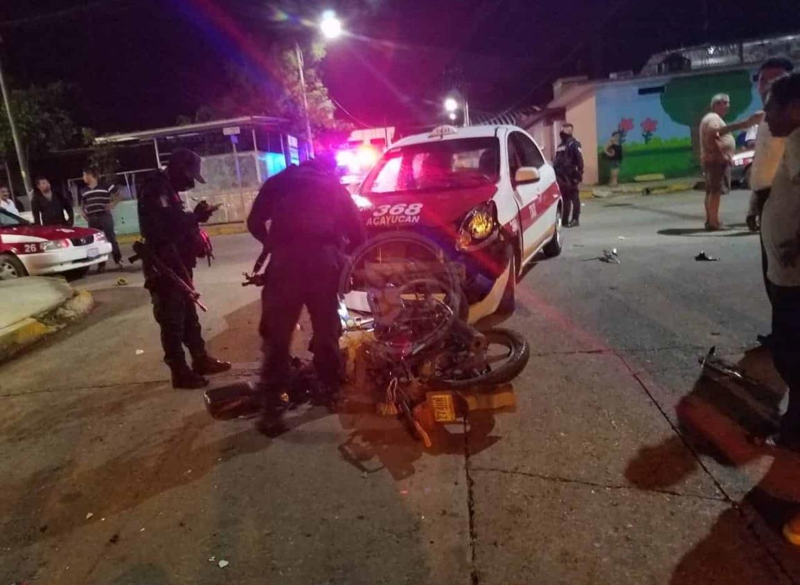 Motociclista sobrevive tras chocar conta taxi de Acayucan