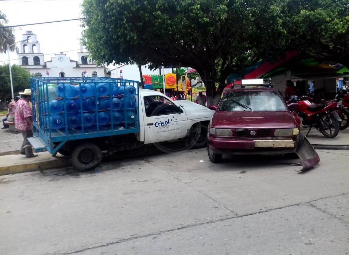 Repartidor de agua choca contra dos vehículos en Carranza