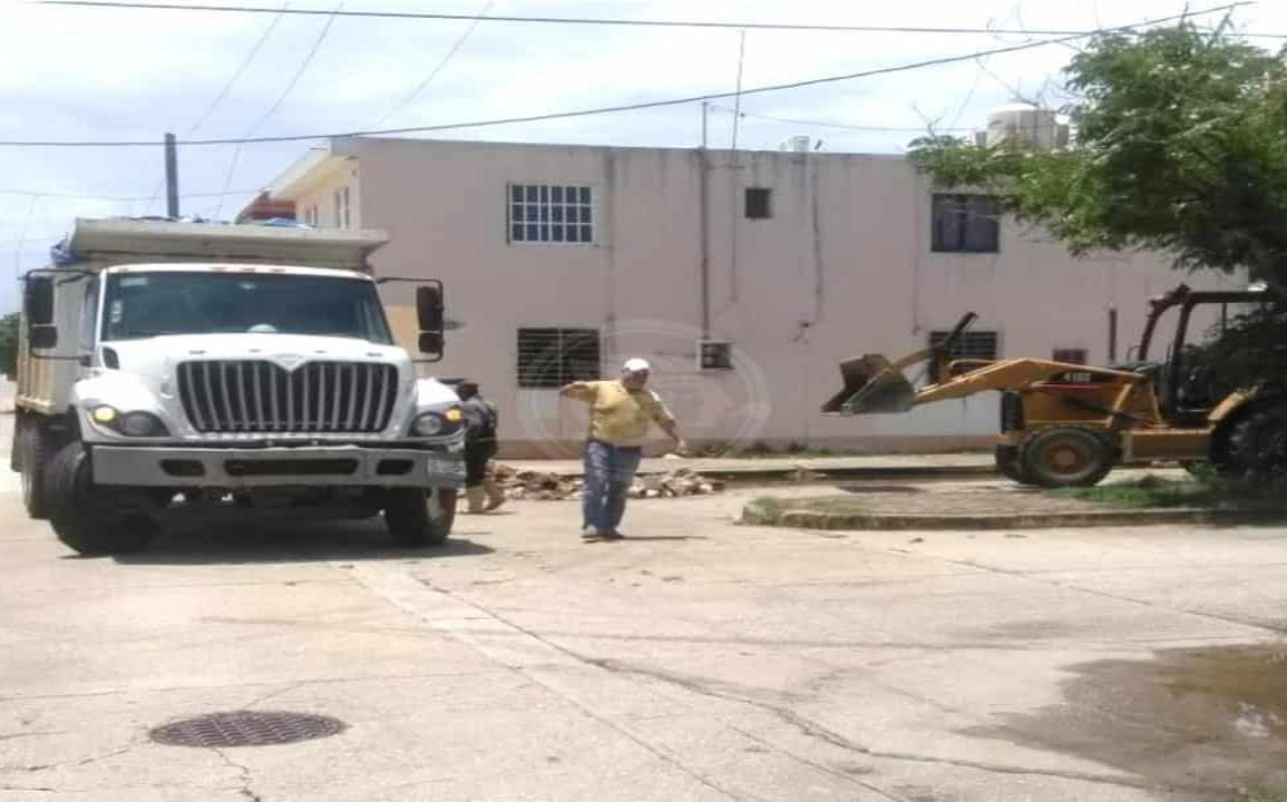 Limpian alcantarillas en zonas urbanas de Coatzacoalcos