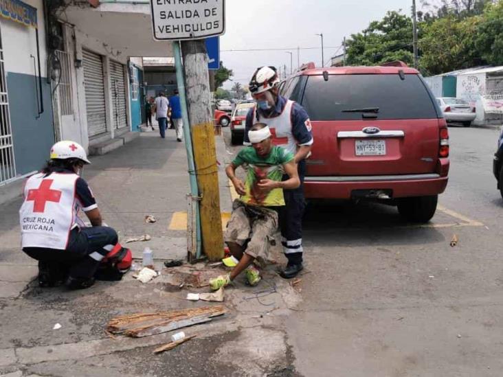 Golpean y amarran a presunto ladrón en calles de Veracruz