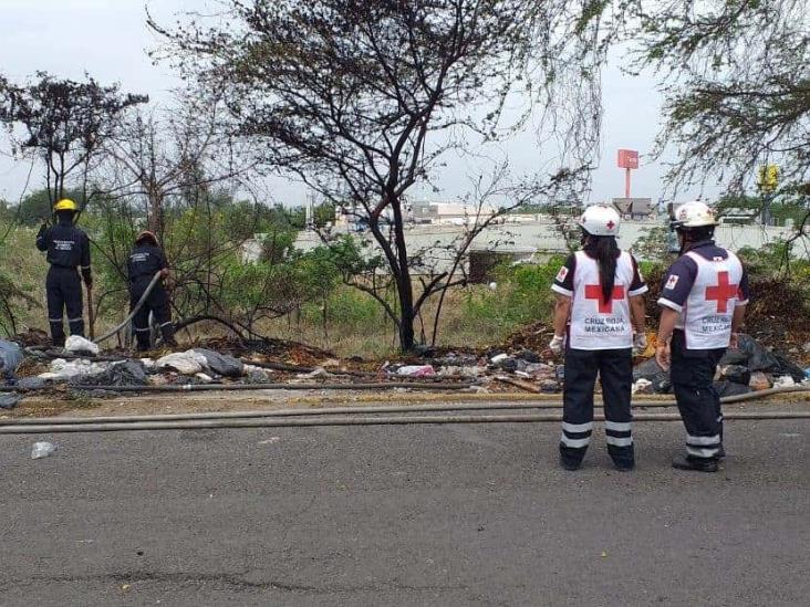 En Veracruz, bomberos controlan incendio de basurero clandestino