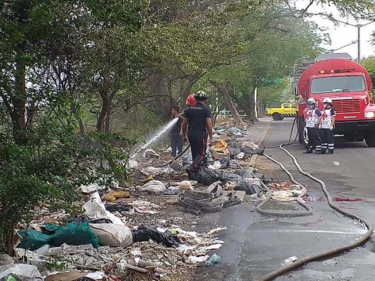 En Veracruz, bomberos controlan incendio de basurero clandestino