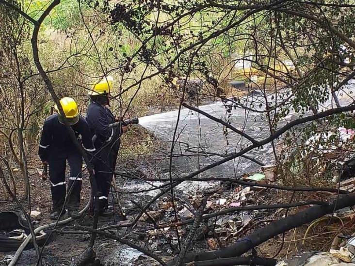 En Veracruz, bomberos controlan incendio de basurero clandestino