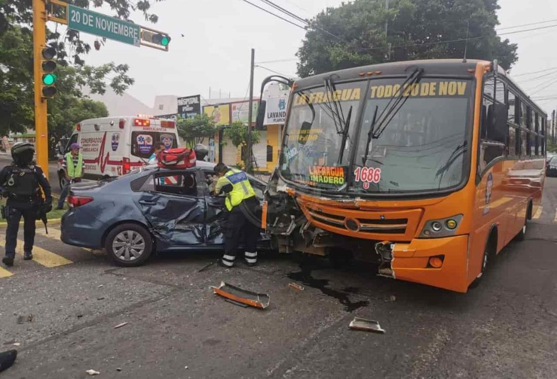 Se registra fuerte accidente entre urbano y vehículo particular; deja un herido