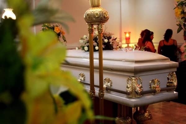 Ofrecen servicios funerarios a baja costo para víctimas del coronavirus