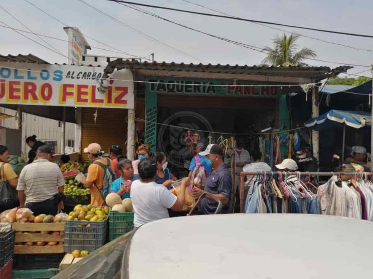 Persiste aglomeración en tianguis de Coatza pese a cierre de vialidades