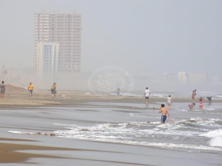 Se refrescan en playas de Coatzacoalcos ignorando contingencia