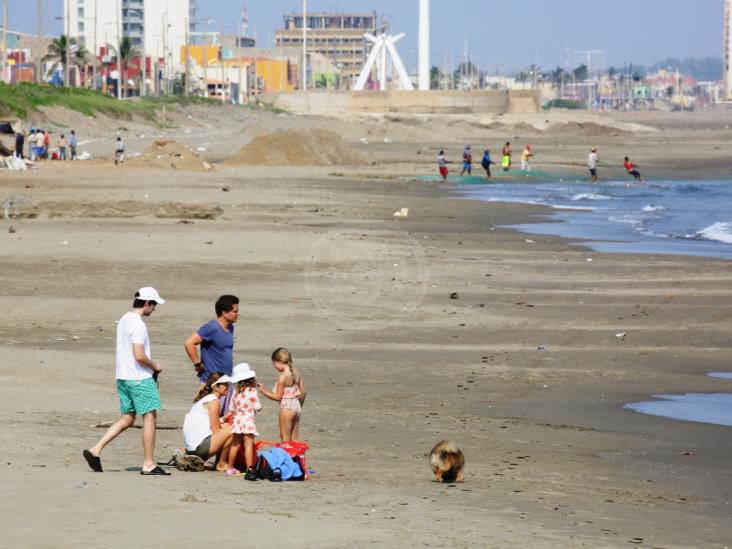 Se refrescan en playas de Coatzacoalcos ignorando contingencia