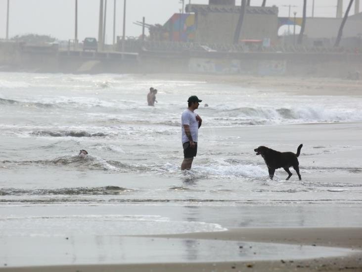 Se refrescan en playas de Coatzacoalcos ignorando contingencia