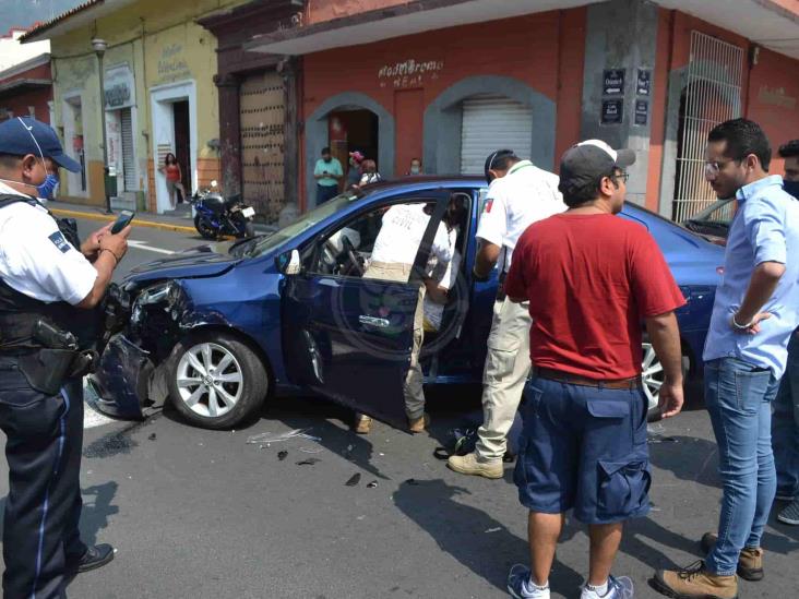 Empresario Carlos Castelán provoca accidente;  una mujer policontundida