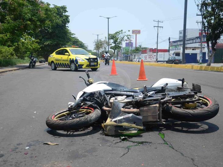 Vehículo atropella a dos jóvenes que viajaban en motocicleta en Veracruz