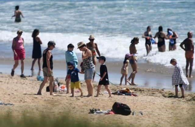 España e Israel reabren sus playas; Francia las vuelve a cerrar