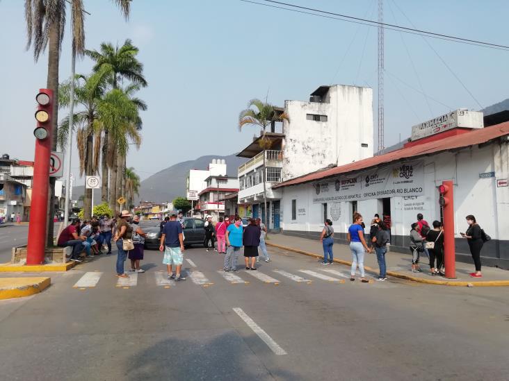 Bloquean calles de Río Blanco; exigen regularizar suministro de agua