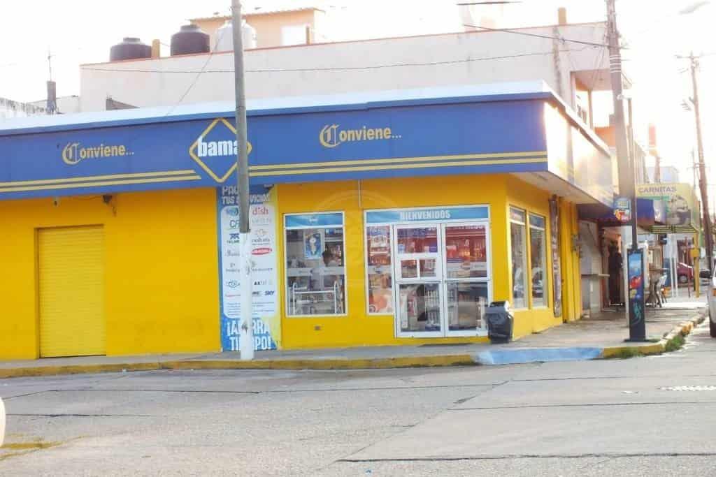 Roban efectivo y productos en dos Bamas de Coatzacoalcos