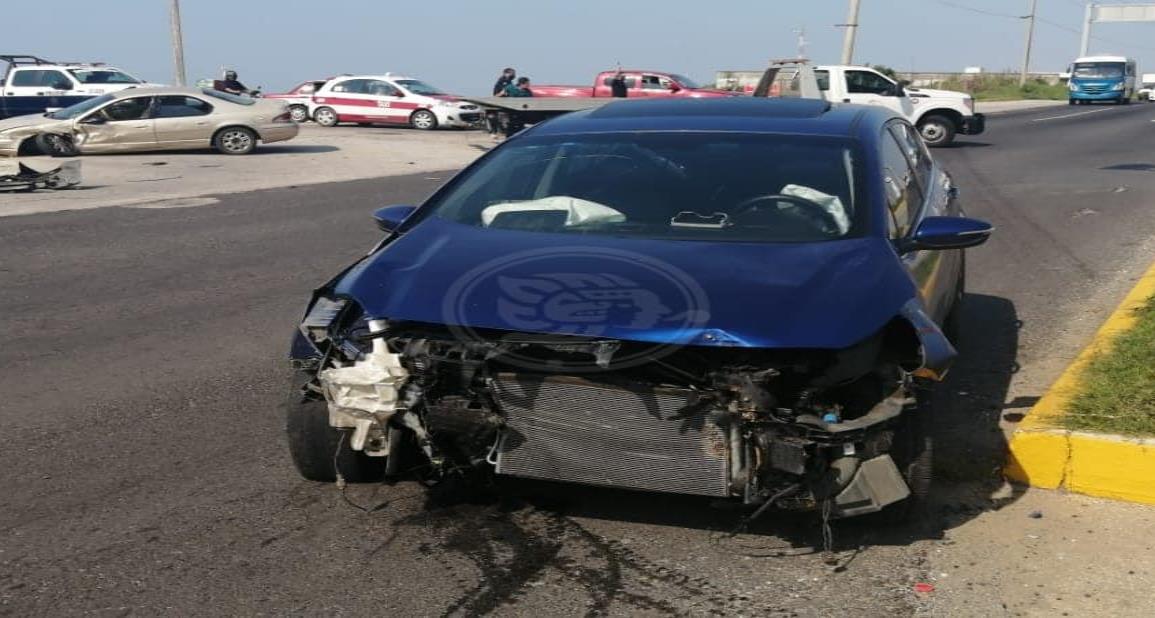 Aparatoso accidente entre vehículos en avenida UV de Coatzacoalcos