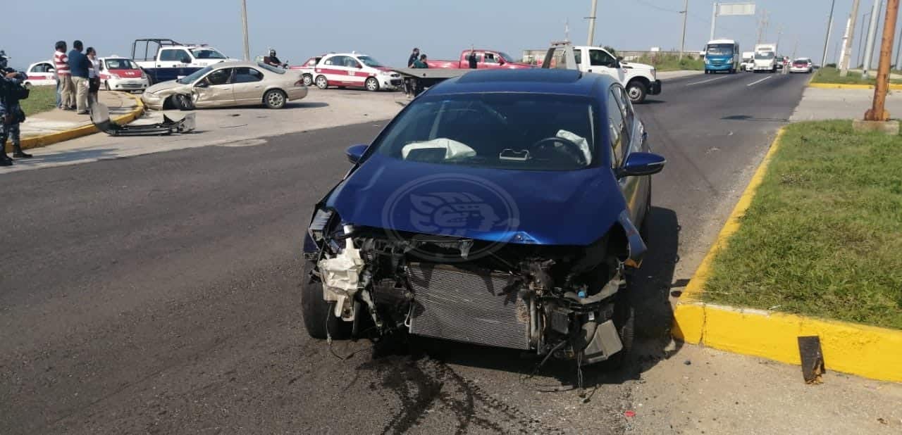 Aparatoso accidente entre vehículos en avenida UV de Coatzacoalcos