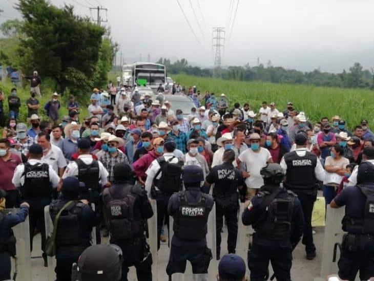 Retienen a manifestantes de Loma Grande; iban hacia Orizaba