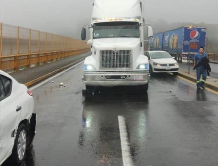 Lluvias y niebla provocan carambola en puente Metlác